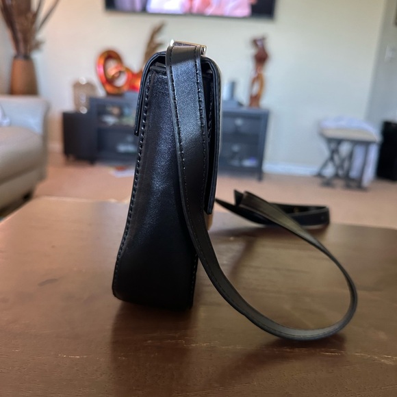 Black bag with gold double bar hardware - Picture 4 of 8